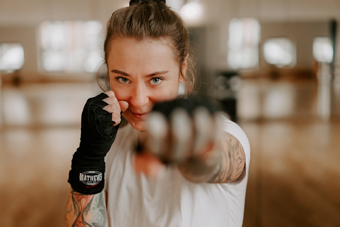 Die Familientherapeutin Mona Friedrichs nimmt eine Boxer-Pose ein