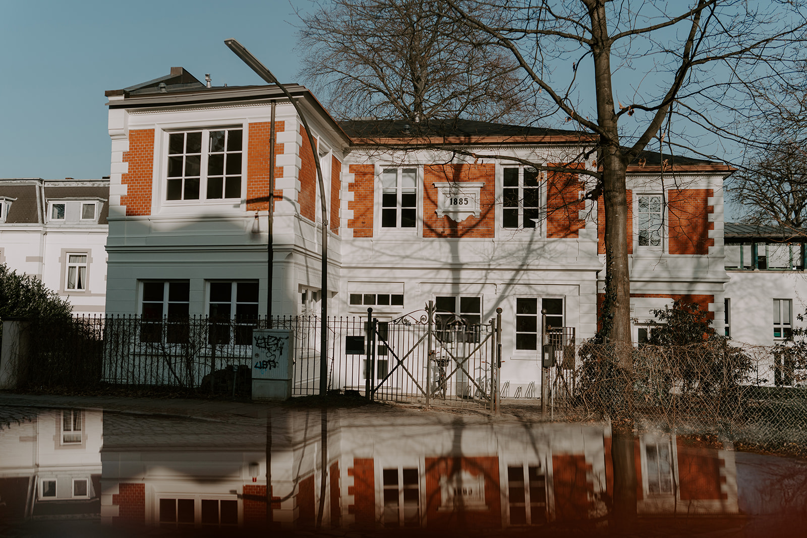 as Haus der Praxis Perlentaucher im Alsterkamp 31, eine freistehende Gründerzeitvilla mit Baum im Vordergrund