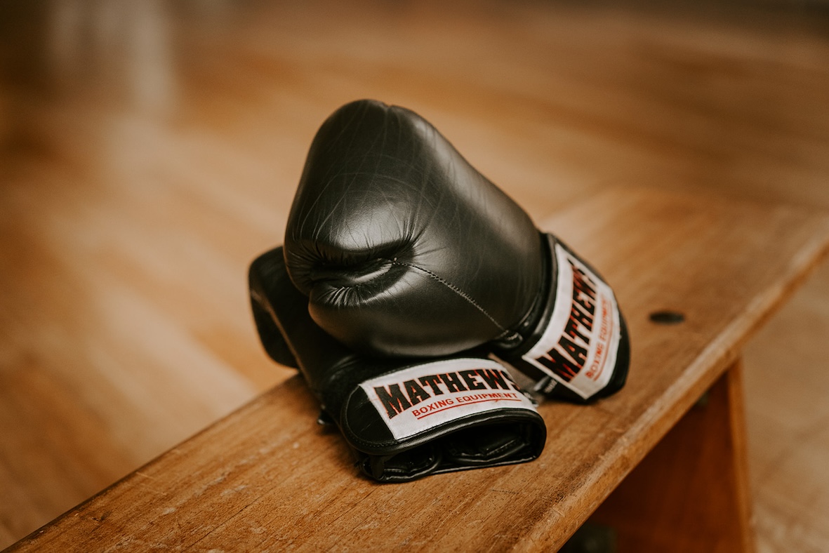 Boxhandschuhe auf einem Holztisch