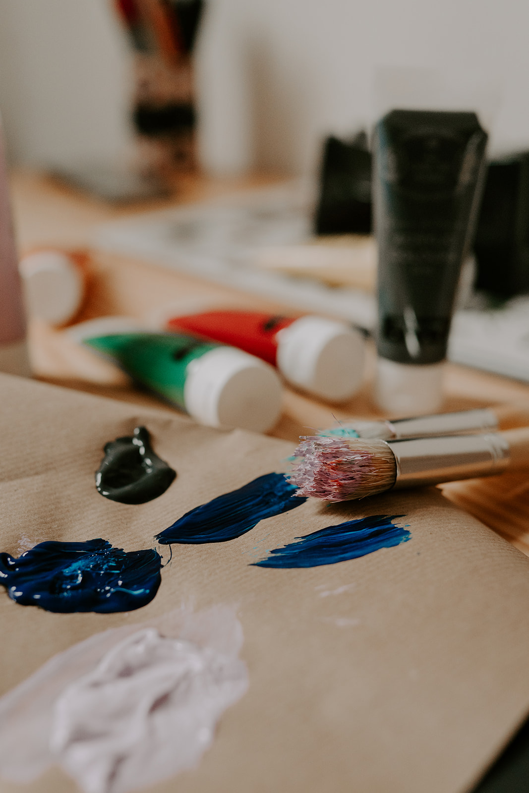 Pinsel, Farbtuben und Farbkleckse