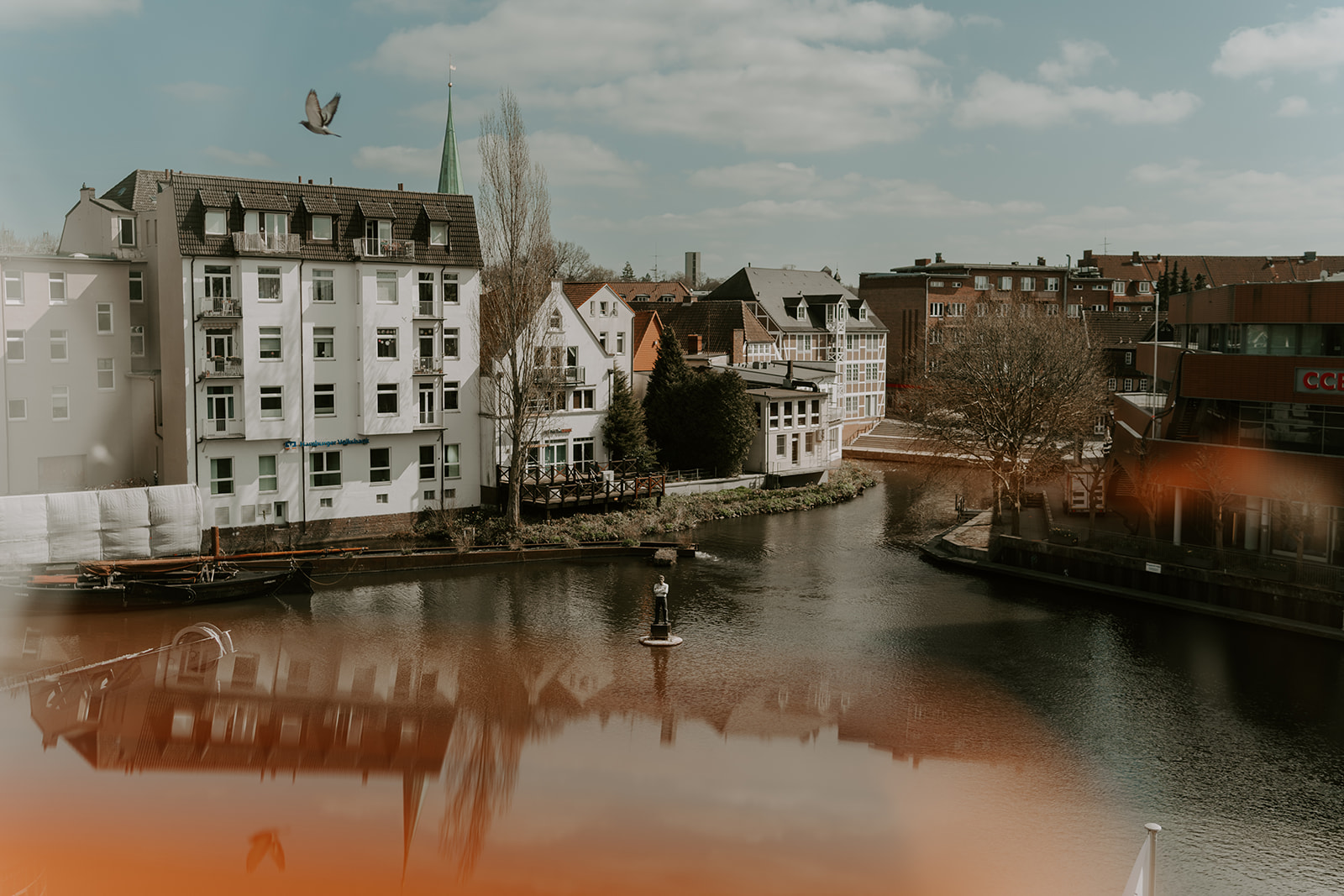 Blick aus dem Fenster auf den historische Hafen der Serrahn in Bergedorf